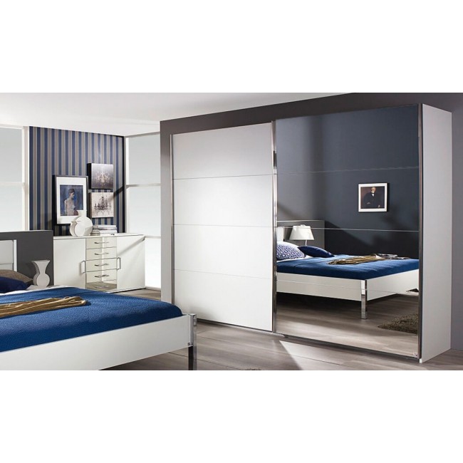 مريح أم لا خزانة ضيقة في الرواق