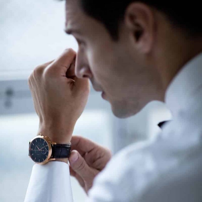 שעון כרונוגרף שוויצרי לגבר בעיצוב קלאסי 43 מ''מ מבית CLAUDE BERNARD משלוח חינם