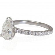 טבעת יוקרתית יהלום  טבעי בצורת טיפה בגודל  1.02 קאראט זהב לבן משובצת יהלומים נוצצים בצידי הטבעת עם תעודה גמולוגית ממעבדת IGL העולמית במבצע -משלוח חינם