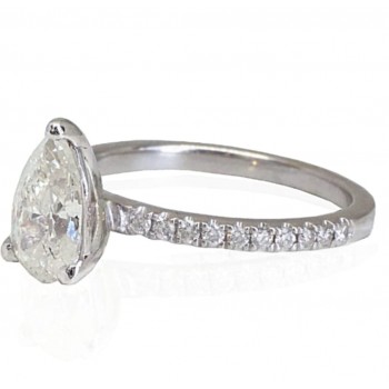 טבעת יוקרתית יהלום  טבעי בצורת טיפה בגודל  1.02 קאראט זהב לבן משובצת יהלומים נוצצים בצידי הטבעת עם תעודה גמולוגית ממעבדת IGL העולמית במבצע -משלוח חינם