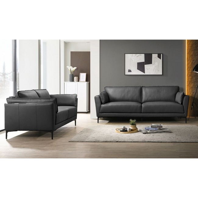 Красивая система сидений из тонкой массивной кожи, серых металлических ножек черного цвета, двухместный диван и трехместный диван