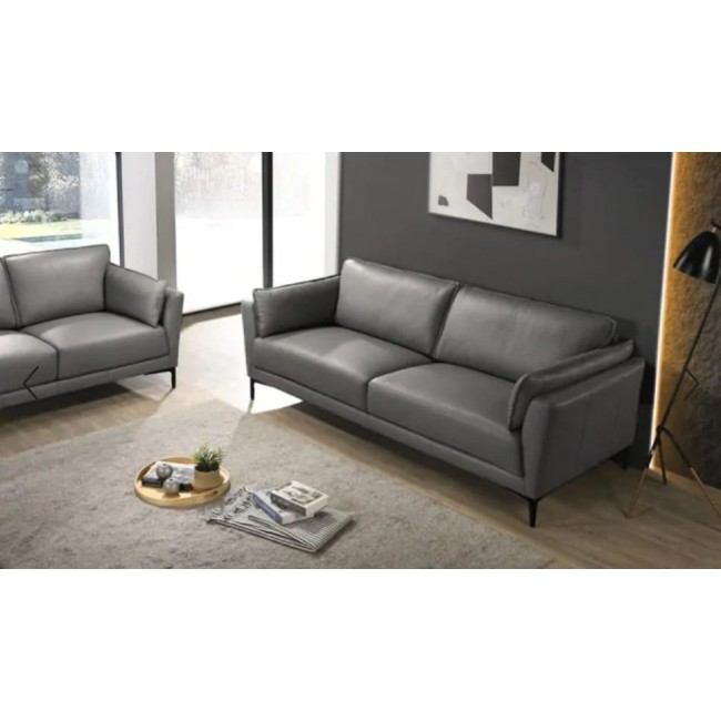 Красивая система сидений из тонкой массивной кожи, серых металлических ножек черного цвета, двухместный диван и трехместный диван